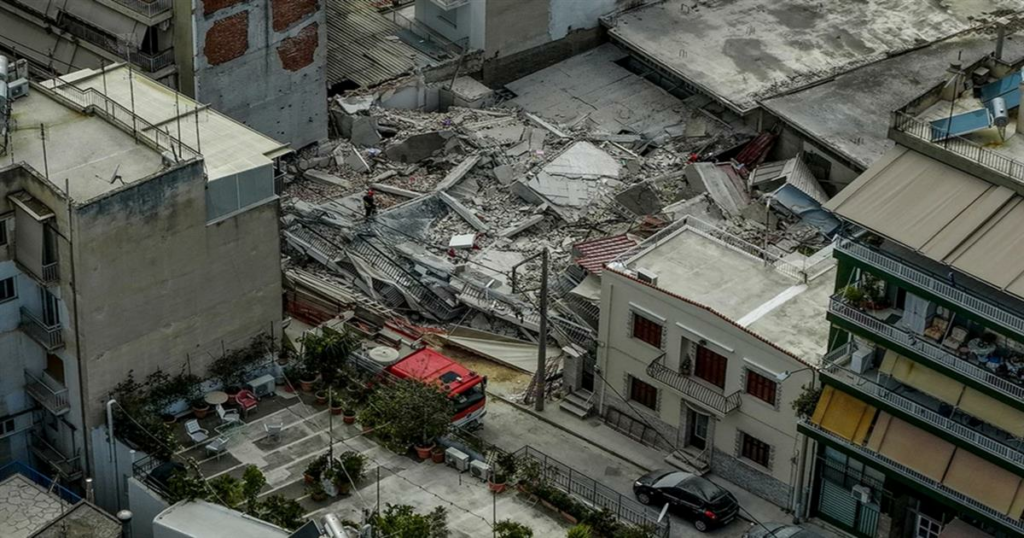Κατάρρευση πολυκατοικίας στα Πετράλωνα: Ένοικος παραλίγο να εγκλωβιστεί – Δεν άνοιγε η πόρτα από την κλίση του κτηρίου
