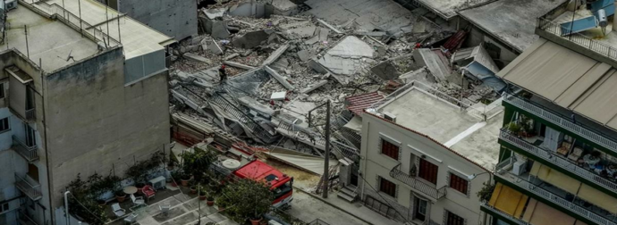 Κατάρρευση πολυκατοικίας στα Πετράλωνα: Ένοικος παραλίγο να εγκλωβιστεί – Δεν άνοιγε η πόρτα από την κλίση του κτηρίου