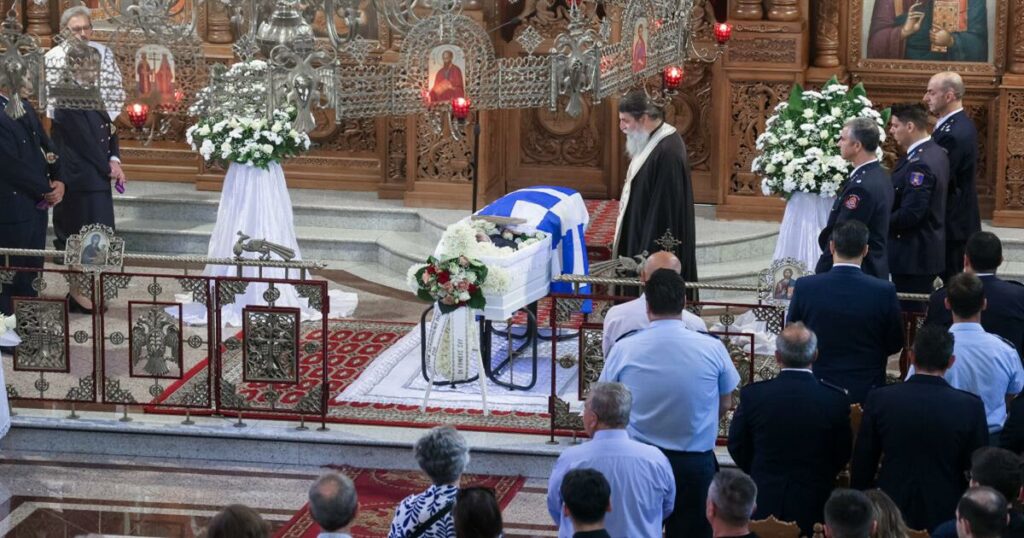 Κωνσταντίνος Λαιμοδέτης: Θρήνος στην κηδεία του 27χρονου Πυροσβέστη που έχασε τη ζωή του στη φωτιά – Φωτογραφίες###