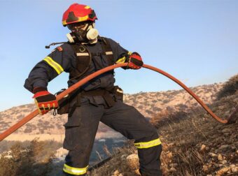 Φωτιά στη Βόνιτσα: Επιχειρούν επίγειες δυνάμεις και τέσσερα αεροσκάφη