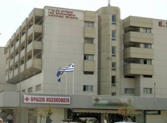 Σκηνικό χάους στο Θριάσιο: Περισσότεροι από 100 Ρομά προπηλάκισαν γιατρούς και τα έκαναν «γυαλιά καρφιά»