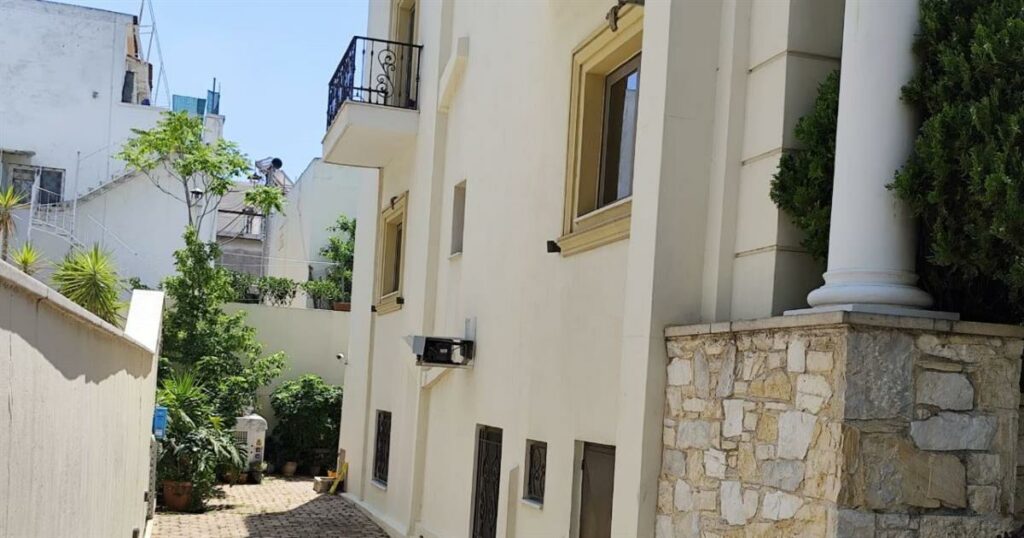 Εγκεφαλικά νεκρός ο 17χρονος που έπεσε από μπαλκόνι ξενοδοχείου – Είχε αγοράσει αλκοόλ με πλαστό δίπλωμα (video)