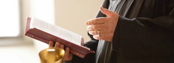 «Ζαλίζουν» οι νέες αποδοχές των Μητροπολιτών: Πόσα χρήματα θα παίρνουν – Τι αναφέρει το ΦΕΚ