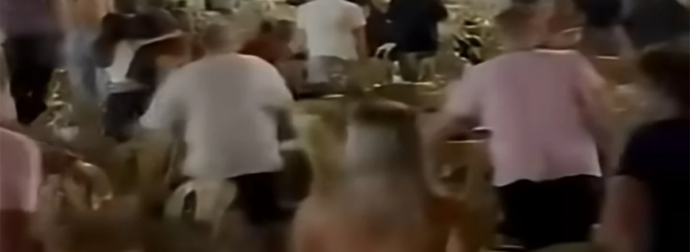 Χαμός στην Πάτρα: Το πανηγύρι μετατράπηκε σε ρινγκ – Πέταγαν τραπέζια και κανείς δεν μπορούσε να τους σταματήσει