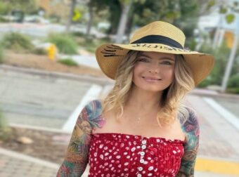 Η Έρικα Ελένιακ του Baywatch μπήκε στο OnlyFans στα 56 της: «Τώρα εγώ βάζω τους όρους»