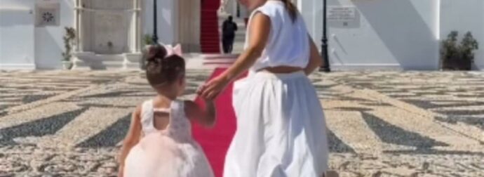 Η Μαρία Μενούνος γονατιστή στην Παναγία της Τήνου μαζί με την κόρη της: «Υπάρχουν κόκκινα χαλιά που αλλάζουν την ψυχή»