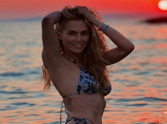Ντορέττα Παπαδημητρίου και Γιώργος Γεροντιδάκης αγναντεύουν το ηλιοβασίλεμα στη Τζια