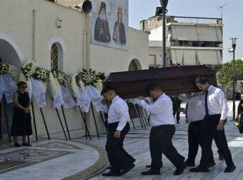 Δημήτρης Κόκοτας: Θλίψη στην κηδεία του αγαπημένου τραγουδιστή – Τραγικές φιγούρες η σύζυγος και η κόρη του###