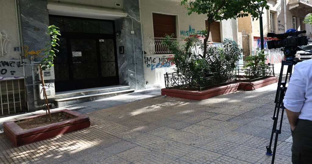 Κατακρεούργησαν το βρέφος στην Κυψέλη – Ο ιατροδικαστής βρήκε πάνω από 10 μαχαιριές στην πλάτη του