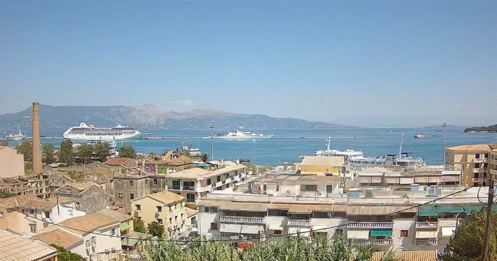 Φίλιππος Νιάρχος και Σεΐχης Hamdan Al Nahyan με τις θαλαμηγούς τους στην Κέρκυρα