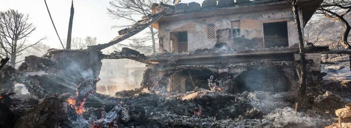 Στο μικροσκόπιο των αρχών οι δύο ταυτόχρονες φωτιές στη Σαλαμίνα που στοίχισαν τη ζωή σε ένα ζευγάρι ηλικιωμένων