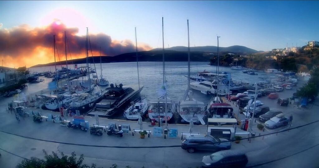 Ανεξέλεγκτη η φωτιά στη Σκύρο: Ενισχύθηκαν οι δυνάμεις, επιχειρούν 11 αεροσκάφη και 5 ελικόπτερα – Εκκενώθηκαν δύο οικισμοί