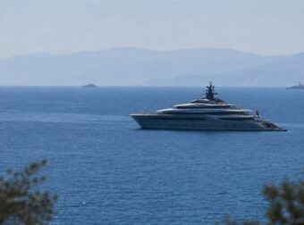 Η Κεφαλονιά έγινε Μονακό: Τα superyachts των δισεκατομμυριούχων Storonsky, Schmidt και «Mr Zara» πολιορκούν το νησί