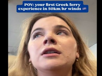 «Κομήτες του εμετού»: Τα ισχυρά μελτέμια στο Αιγαίο ζόρισαν τους τουρίστες που αναρτούν βίντεο του «τρόμου»