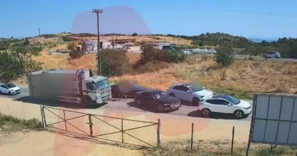 Καρέ καρέ ο άγριος ξυλοδαρμός οδηγού απορριμματοφόρου που τους έκανε παρατήρηση στον δρόμο – «Άρχισε να με χτυπά στο κεφάλι» (video)