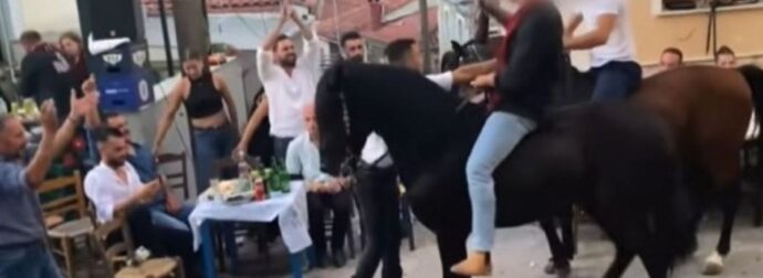 Μυτιλήνη: Έντονες αντιδράσεις προκαλεί βίντεο με άλογα που περπατούν σε σπασμένα γυαλιά σε πανηγύρι