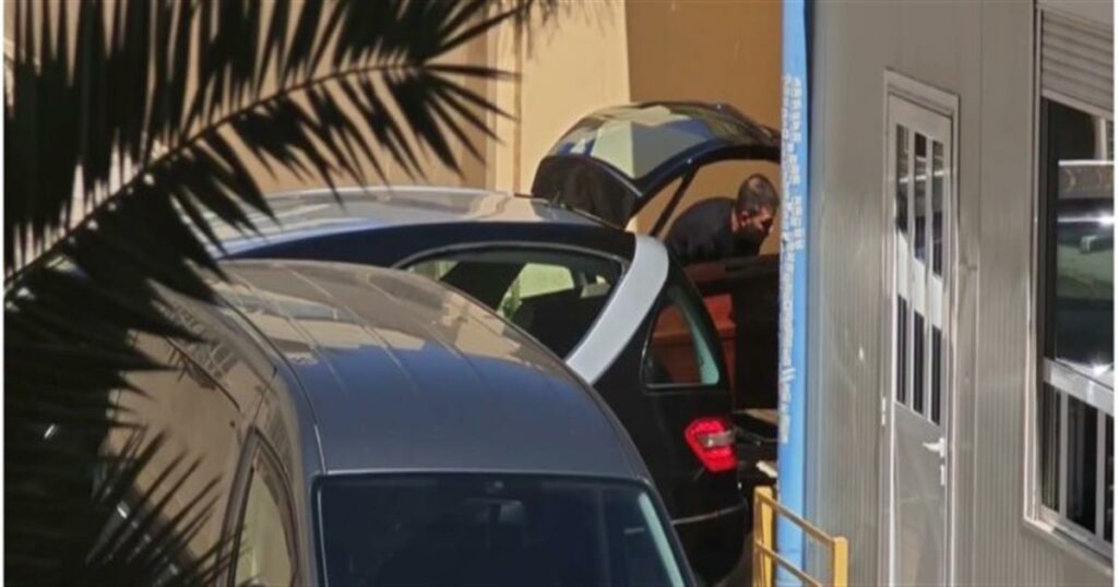 Ανατριχιάζει βίντεο από τη στιγμή που μεταφέρουν τη σορό του Γιώργου Μαζωνάκη μέσα στο φέρετρο – Απροσδιόριστη η αιτία θανάτου του τραγουδιστή###