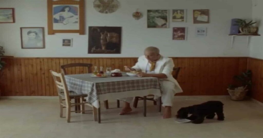 ΑΔΗΜΟΣΙΕΥΤΟ ΒΙΝΤΕΟ με τον Γιώργο Μαζωνάκη: Ξυπόλυτος, με κοστούμι και τρώει μόνος – Η εικόνα που συγκλονίζει
