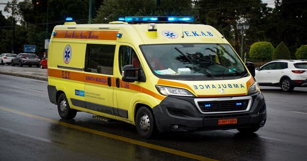 50χρονη έπαθε ανακοπή από πτώση κεραυνού και κατέρρευσε στη μέση του δρόμου