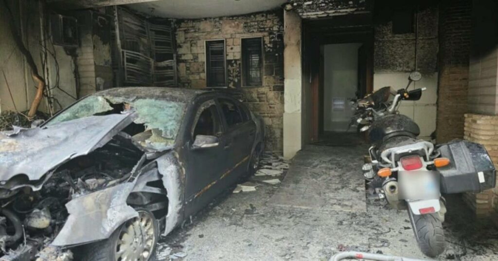 Εμπρηστική επίθεση σε πιλοτή πολυκατοικίας όπου μένει αντιδήμαρχος: Κάηκε το αυτοκίνητο του, δείτε φωτογραφίες (video)