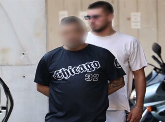 ΕΚΤΑΚΤΟ -Φρίκη στην Κυψέλη: Επεισόδιο με τον 43χρονο κατά τη μεταγωγή του – Επιτέθηκε σε αστυνομικούς και προσπάθησε να αποδράσει (video)###