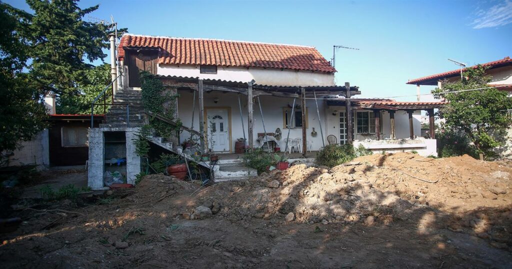Θρίλερ στον Μαραθώνα: Έσκαψαν όλο τον κήπο και δεν βρήκαν τη σορό της γυναίκας – Την έθαψε η κόρη της πριν 10 χρόνια για να παίρνει τη σύνταξη