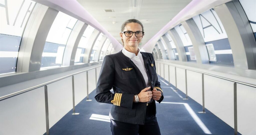 Αυτή είναι η Γαλλίδα πιλότος που επέλεξε η Air France για να μεταφέρει τον Πάπα Λέοντα κατά την επίσκεψή του στη Γαλλία