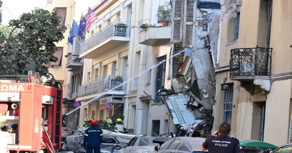 Ισχυρή έκρηξη στην Πλάκα, κατέρρευσε κτίριο – Ένας τραυματίας από θραύσματα, απεγκλωβίστηκαν δύο γυναίκες