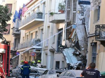 Ισχυρή έκρηξη στην Πλάκα, κατέρρευσε κτίριο – Ένας τραυματίας από θραύσματα, απεγκλωβίστηκαν δύο γυναίκες