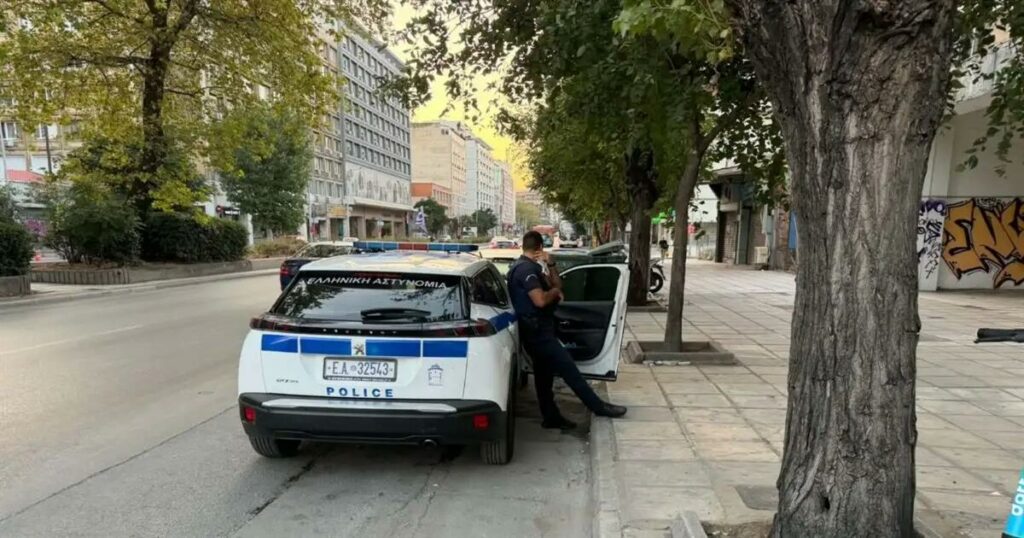 Πτώση 13χρονης από μπαλκόνι ξενοδοχείου: Υπάλληλος χτυπούσε την πόρτα όταν κατάλαβε ότι ήταν ανήλικη – Αναζητούνται 2 άνδρες που ήταν μαζί της (video)