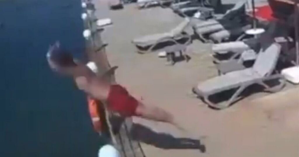 Τραγωδία: Η στιγμή που ο 39χρονος πατέρας βουτάει από προβλήτα στη θάλασσα και σκοτώνεται μπροστά στα παιδιά του (video)