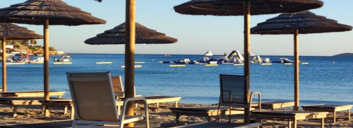 Βουλιαγμένη – σύζυγος 82χρονου: «Πέθανε για μια βλακεία σε μια άδεια πλαζ»