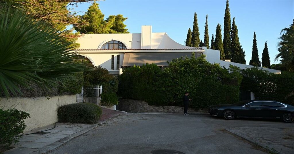 ΤΩΡΑ: ΑΝΑΣΤΑΤΩΣΗ ΣΤΗ ΒΟΥΛΑ – Η ΟΙΚΟΓΕΝΕΙΑ ΤΟΥ ΜΑΖΩΝΑΚΗ ΑΔΕΙΑΖΕΙ ΤΗΝ ΒΙΛΑ ΤΟΥ – ΕΠΙΠΛΑ, ΡΟΥΧΑ, ΠΡΟΣΩΠΙΚΑ ΑΝΤΙΚΕΙΜΕΝΑ, ΔΙΣΚΟΙ…