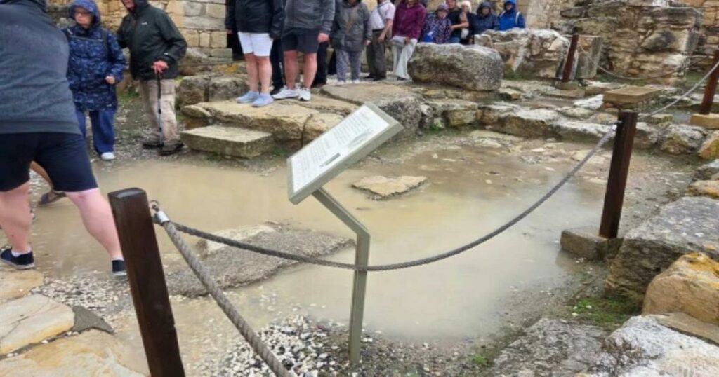 Πλημμύρισαν τμήματα στο ανάκτορο της Κνωσού λόγω της βροχής – Τουρίστες έκαναν ξενάγηση μέσα στα νερά