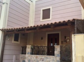 ΕΚΤΑΚΤΟ: Πρώην σύντροφος «μπούκαρε» στο σπίτι και μαχαίρωσε ζευγάρι μπροστά στα παιδιά τους – Σε κρίσιμη κατάσταση τα θύματα (video)