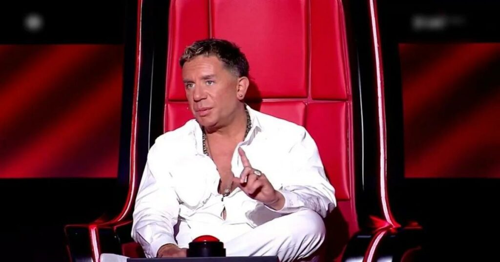 The Voice: Το πρόσωπο που «λύγισε» στα παρασκήνια του αφιερώματος για τον Μαζωνάκη – Το βίντεο που «ραγίζει καρδιές»