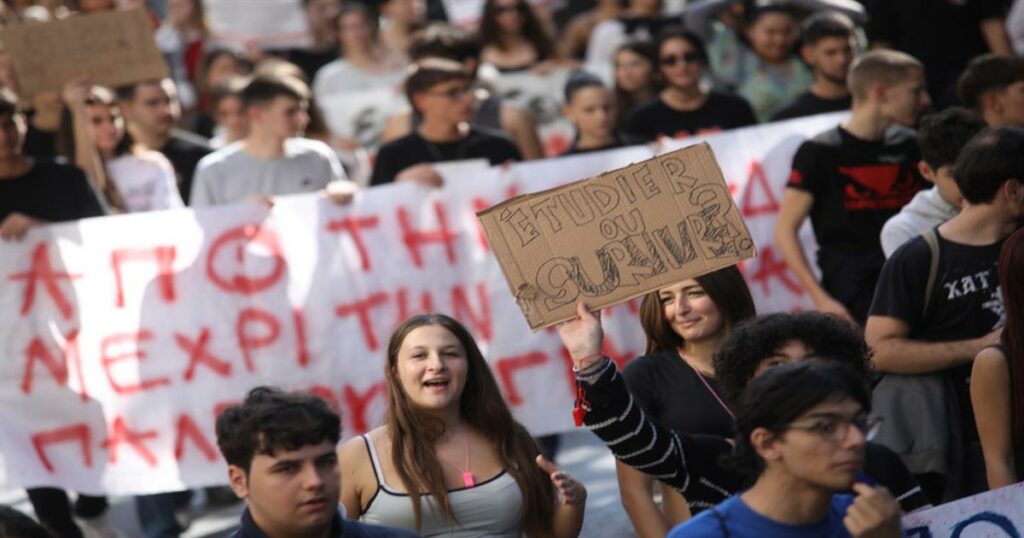Στους δρόμους μαθητές και φοιτητές με συνθήματα στα γαλλικά, σε εξέλιξη η πορεία προς τη Βουλή – Δείτε φωτογραφίες και βίντεο###