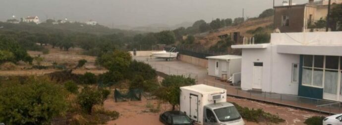 Σφυροκόπημα της κακοκαιρίας: Πλημμύρισαν σπίτια, αυτοκίνητα θάφτηκαν στα λασπόνερα – Ήχησε το 112 (Φωτογραφίες και Βίντεο)